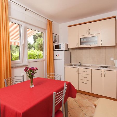 Guest House Davor Tomas Брела Екстериор снимка