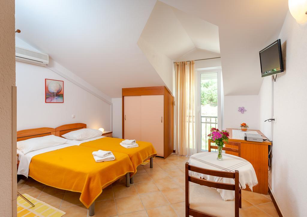 Guest House Davor Tomas Брела Екстериор снимка
