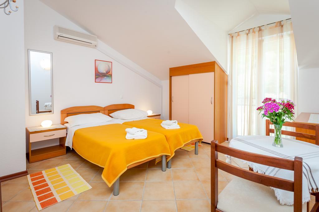Guest House Davor Tomas Брела Екстериор снимка