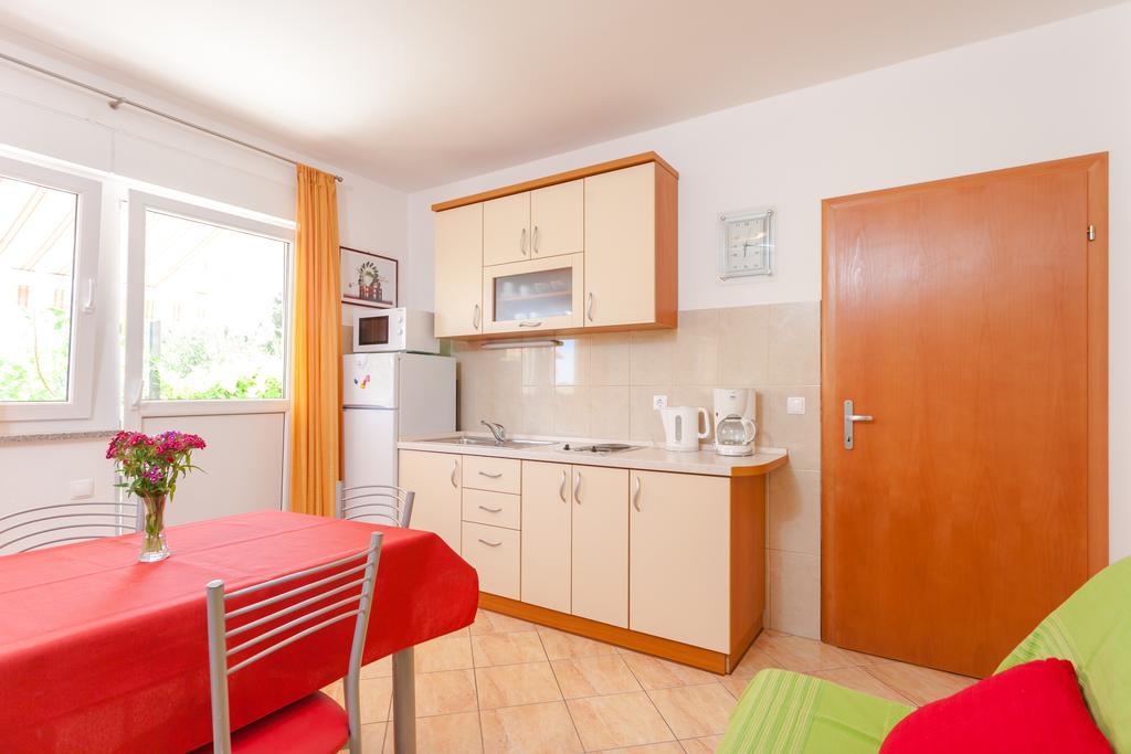 Guest House Davor Tomas Брела Екстериор снимка