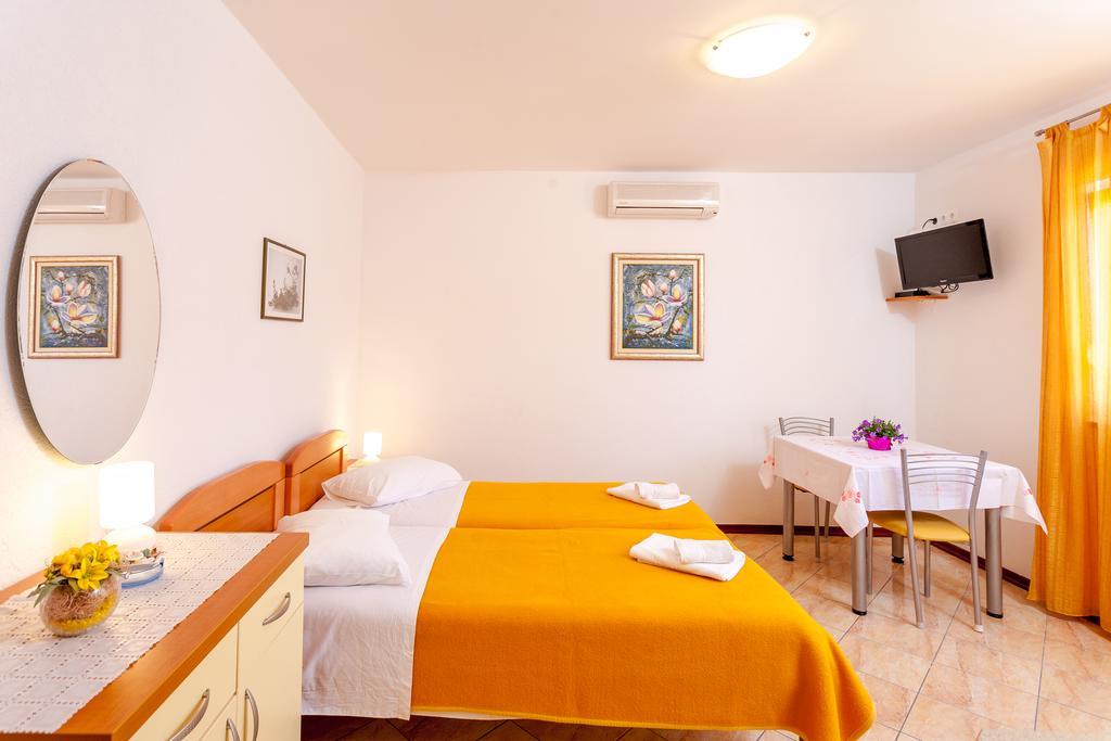 Guest House Davor Tomas Брела Екстериор снимка