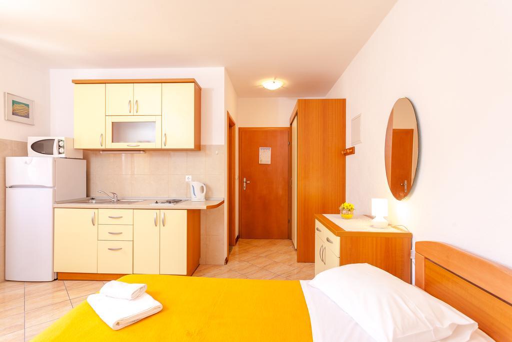 Guest House Davor Tomas Брела Екстериор снимка