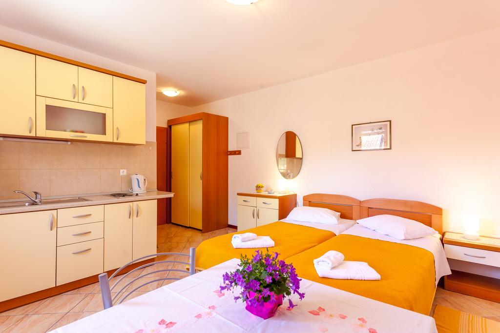 Guest House Davor Tomas Брела Екстериор снимка