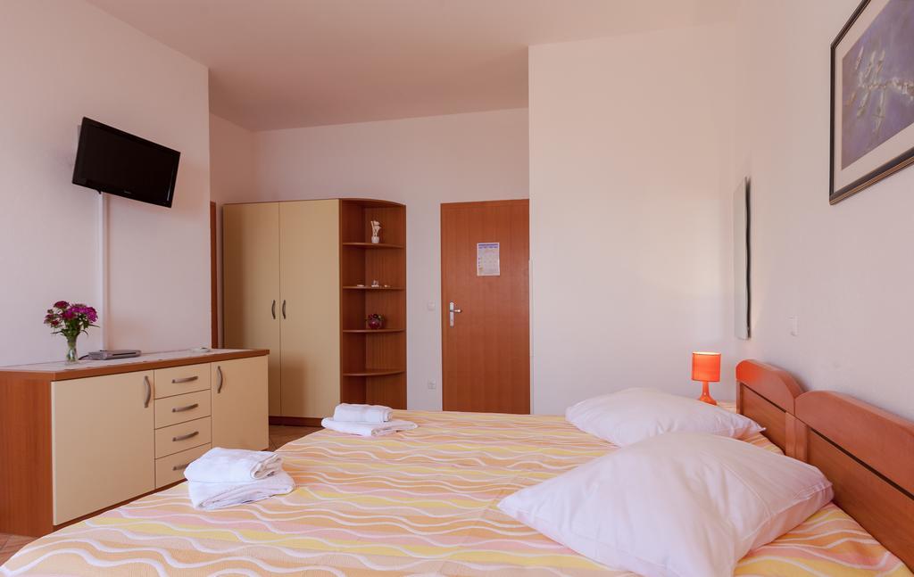 Guest House Davor Tomas Брела Екстериор снимка