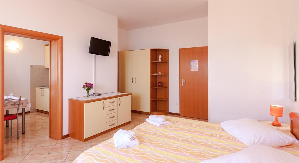 Guest House Davor Tomas Брела Екстериор снимка