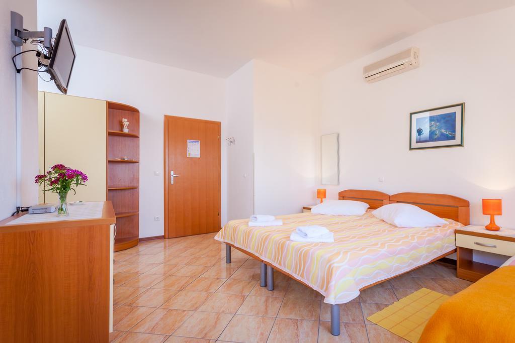 Guest House Davor Tomas Брела Екстериор снимка