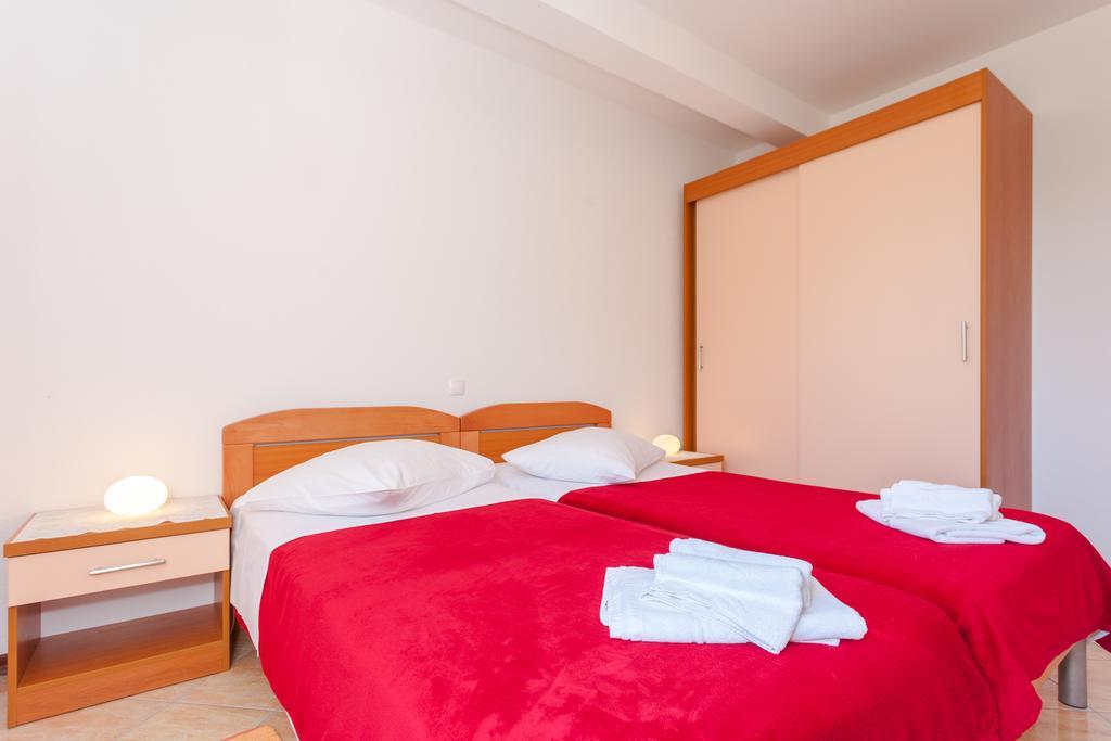 Guest House Davor Tomas Брела Екстериор снимка