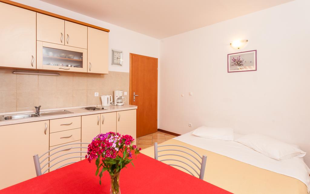 Guest House Davor Tomas Брела Екстериор снимка
