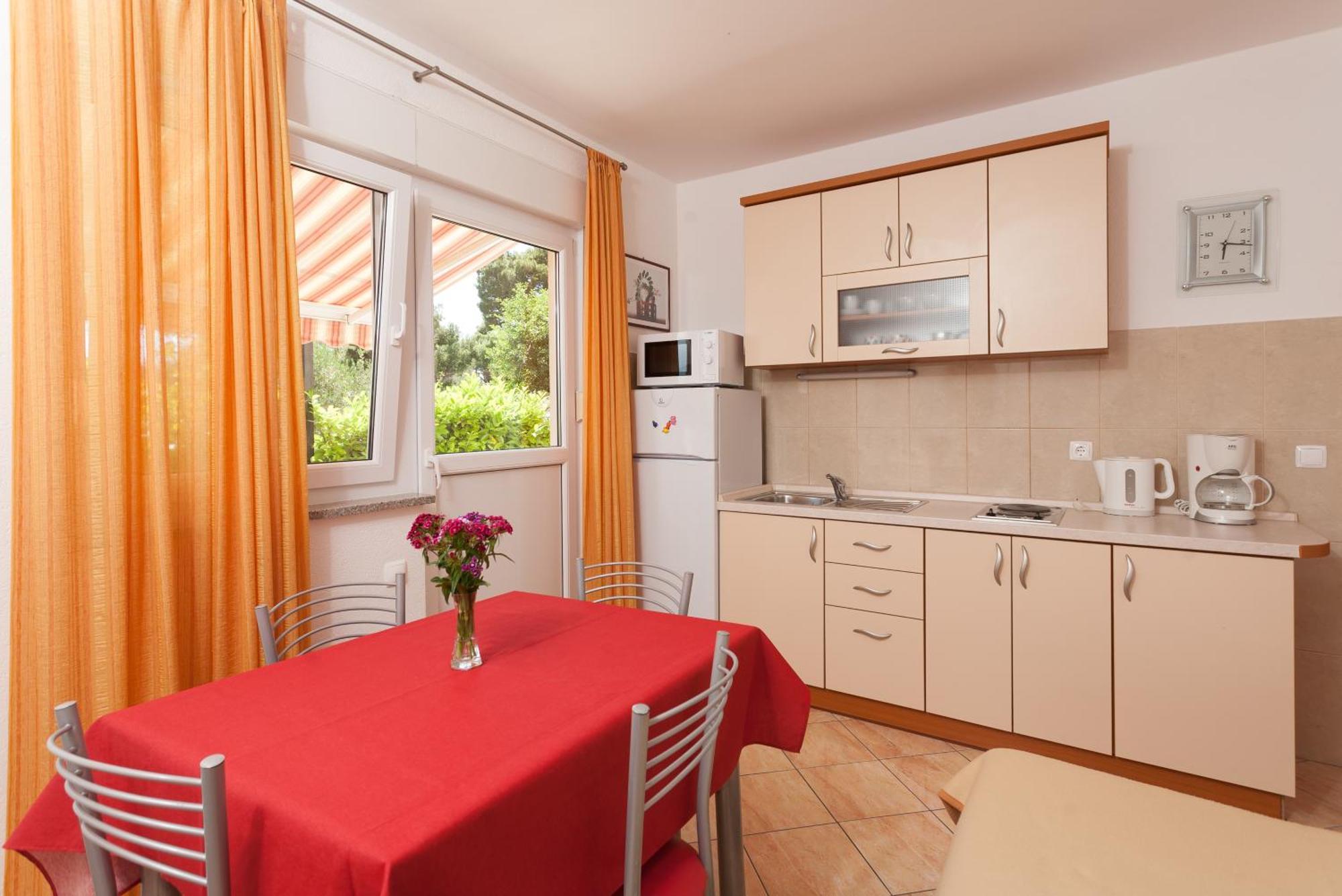 Guest House Davor Tomas Брела Екстериор снимка