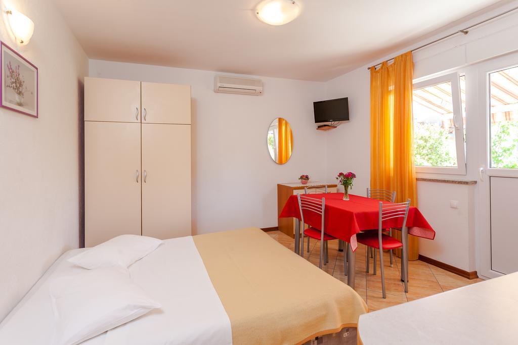 Guest House Davor Tomas Брела Екстериор снимка