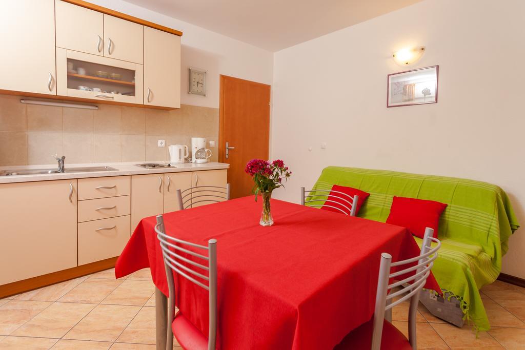 Guest House Davor Tomas Брела Екстериор снимка