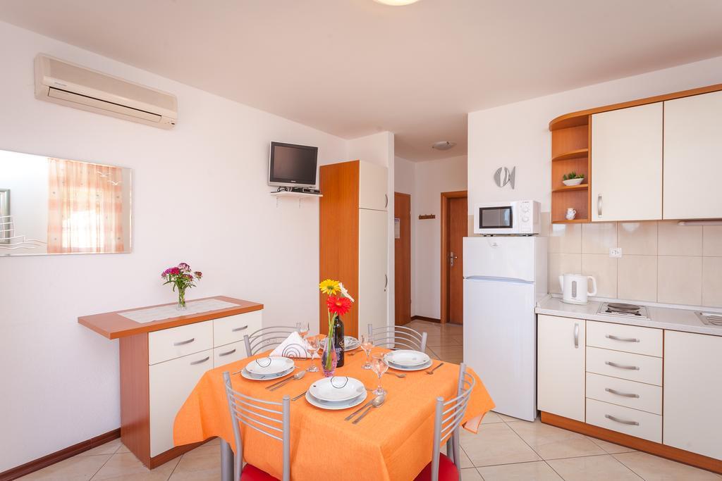 Guest House Davor Tomas Брела Екстериор снимка